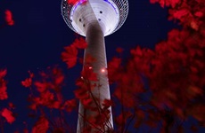 Nachtfotografie Rheinturm in Farbe