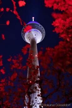 Nachtfotografie Rheinturm in Farbe